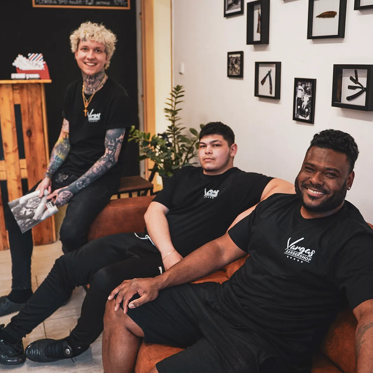 Tým Vargas Barbershop pohromadě v barbershopu na Tržním náměstí v Liberci